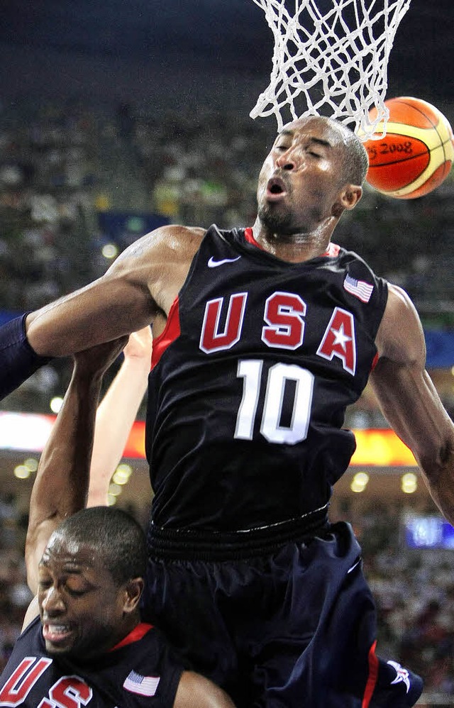 berflieger: Kobe Bryant (rechts) und ...uch von den Spaniern nicht zu stoppen.  | Foto: afp