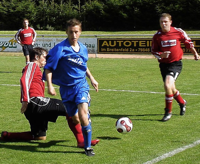 Trotz des Platzverweises fr Jens Hogg...l vor dem Strmer des SV Groschnach.  | Foto: Morath