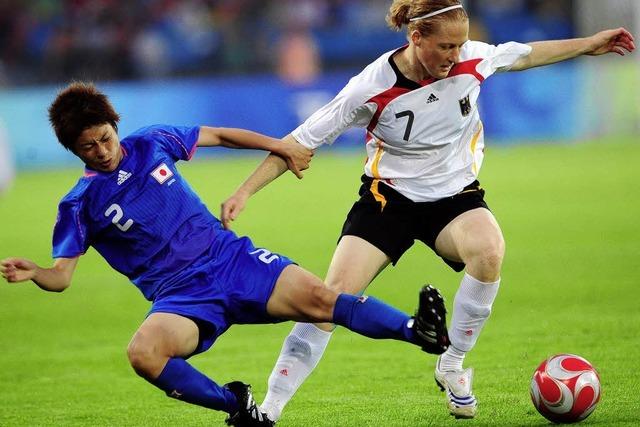 Kurz nach ihrer Landung sieht sich Melanie Behringer Landesliga an