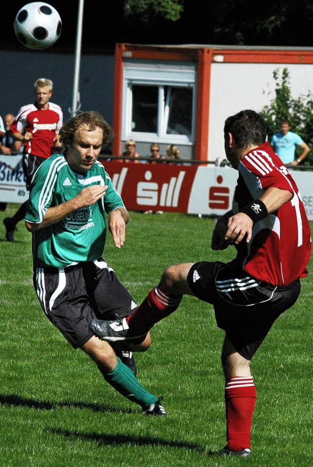 Hier kann der Reutener Patrick Kury II...z darauf trifft der Mundinger zum 2:2.  | Foto: Claus Zimmermann