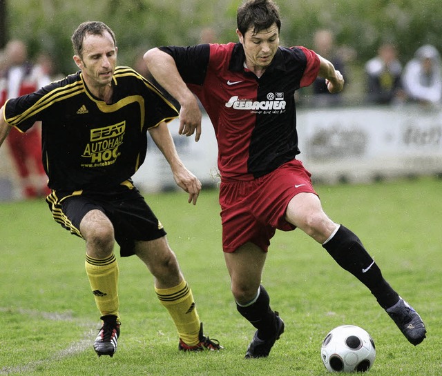 Fussball-Kreisliga A: SV Muenchweier v...) li. , Maik Fischer (SF Ichenheim #7) 