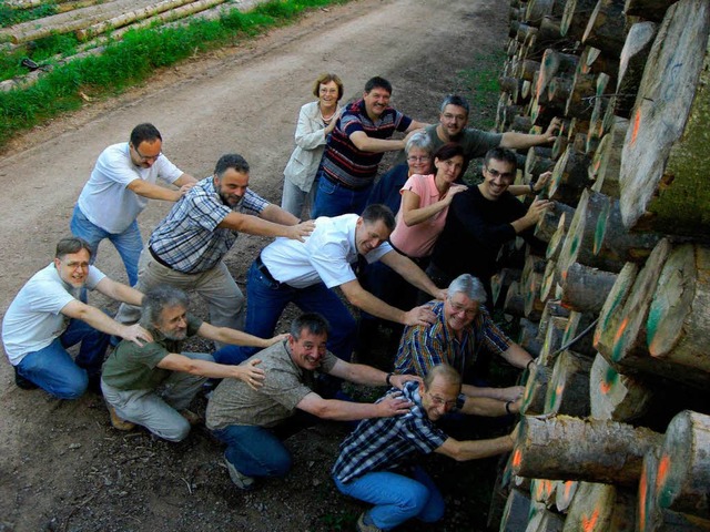 Mitglieder der beiden Arbeitsgruppen vor einem Polder im Hgelberger Wald.  | Foto: Claus Burger