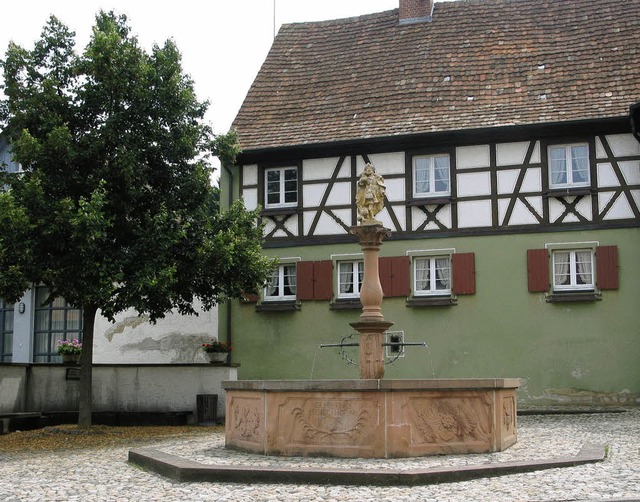 Dorfbrunnen gibt es in Merdingen einig...eser hier steht vor der Zehntscheuer.   | Foto: ue