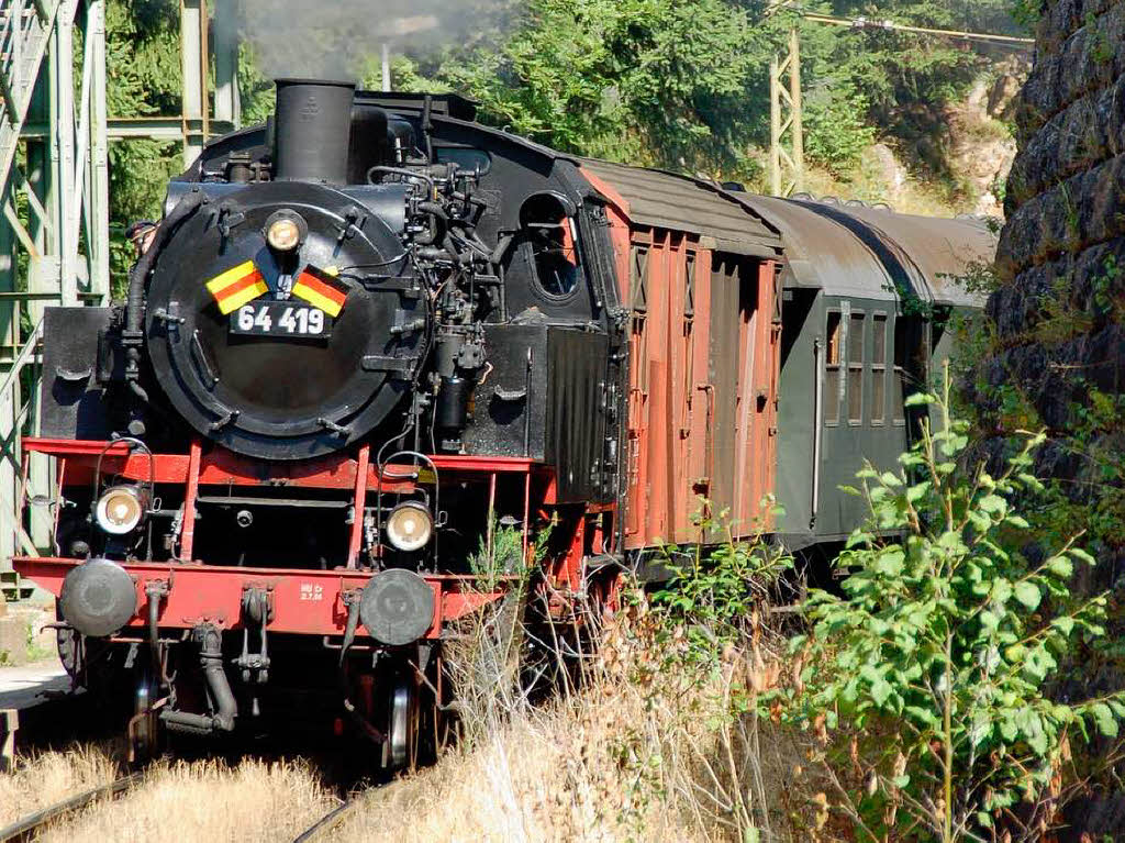 Der Zug, gezogen von der Lokomotive der Baureihe 64, kommt in Seebrugg an.