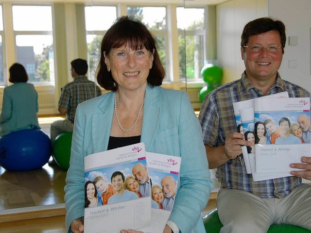 Karin Zahn-Aigner und Ralf Karl Oennin...d Winterprogramm im neuen VHS-Domizil.  | Foto: hans-jrgen trul