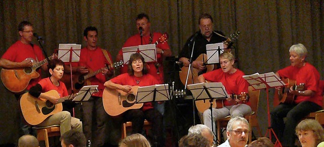 Die  Oberschopfheimer Gitarrengruppe s...e nach dem Gottesdienst im Pfarrsaal.   | Foto: Fotos: Frank Leonhardt