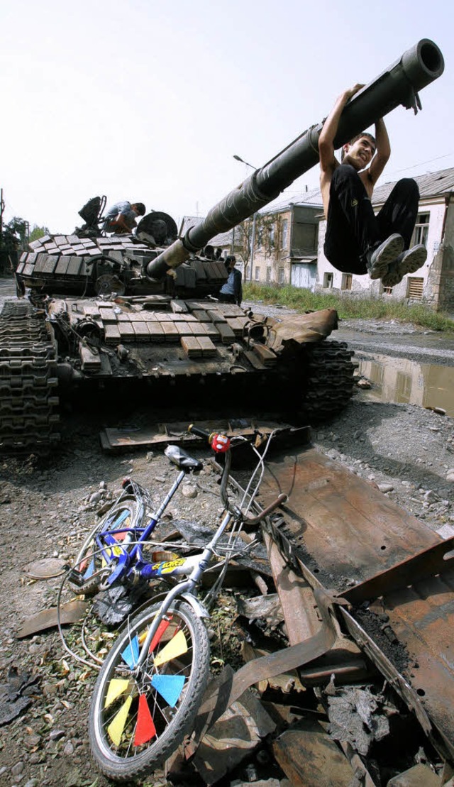 Nach dem Sturm: Kinder spielten gester... einem zerstrten georgischen Panzer.   | Foto: AFP
