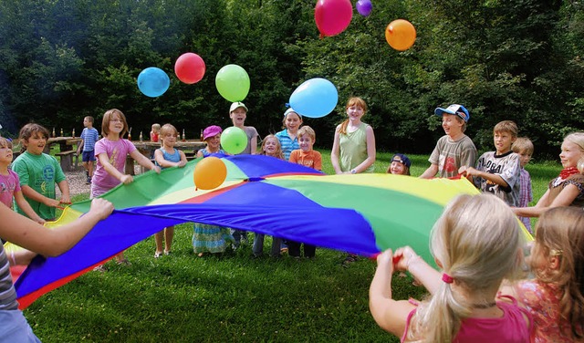 Ferienspa beim Katholischen Frauenbun...i den Kindern ist das Fallschirmspiel.  | Foto: Roland Vitt