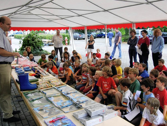 <Bildtext>Brgermeister Jrgen Louis ... der Rheinhausener Ferienspielaktion.   | Foto: Dominik Hgle