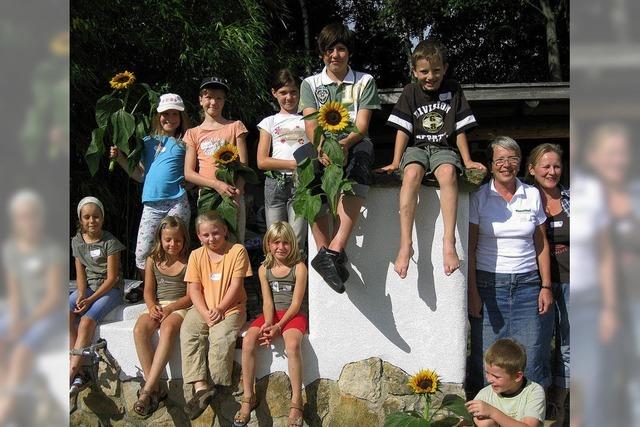 Kinder im Kräutergarten