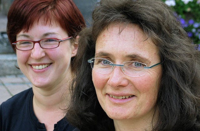 Manuela Tritschler (links) und  Renate Albert  helfen Familen.    | Foto: Eva Weise