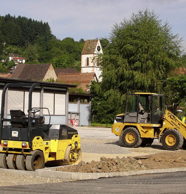 Geschftiges Tun hinter der Halle 