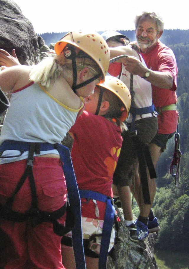 Da geht es ganz schn tief runter: Kinder beim Klettern  | Foto: Privat