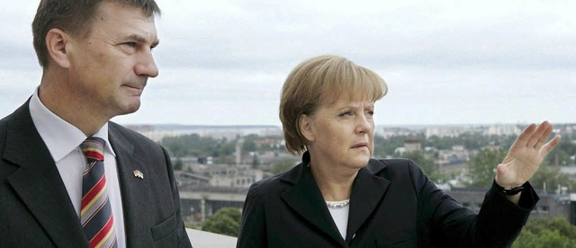 Sorgenvoller Blick: Angela Merkel und Estlands Ministerprsident Andrus Ansip     | Foto: dpa