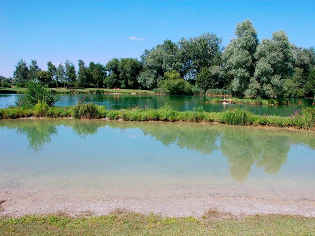 Der Ruster Badesee: vorne der Teil fr...inter der Schwimmerbereich mit Insel.   | Foto: Claudia Krapitz