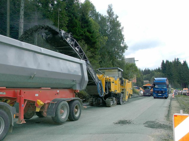 Auf der B 317 wird der  alte Fahrbahnbelag abgefrst   | Foto: Peter Stellmach