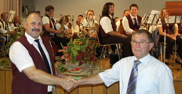 Viele Glckwnsche gab es fr Max Stehlin (r.).   | Foto: Dominik Hgle