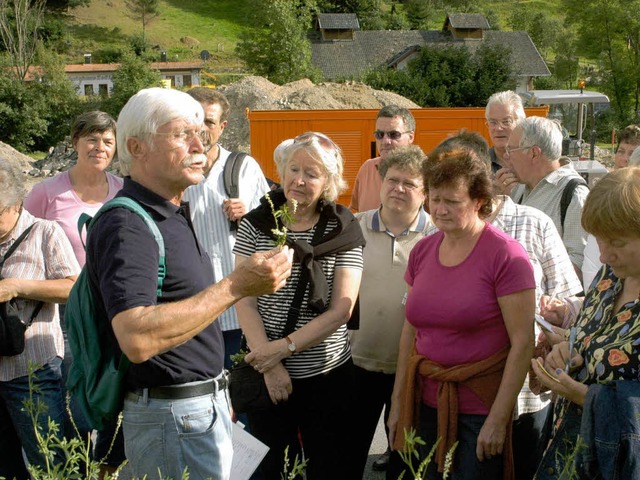 Der Zeller Apotheker  Frank Hiepe bei ...anstalteten  Kruterwanderung  in Zell  | Foto: Robert Bergmann