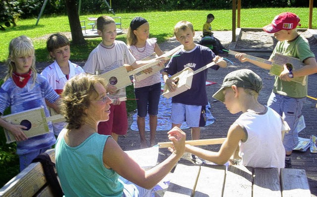 Bastler und Musiker in einem: Unter de...er beim   Sommerspa eigene Gitarren.   | Foto: Jens Christl