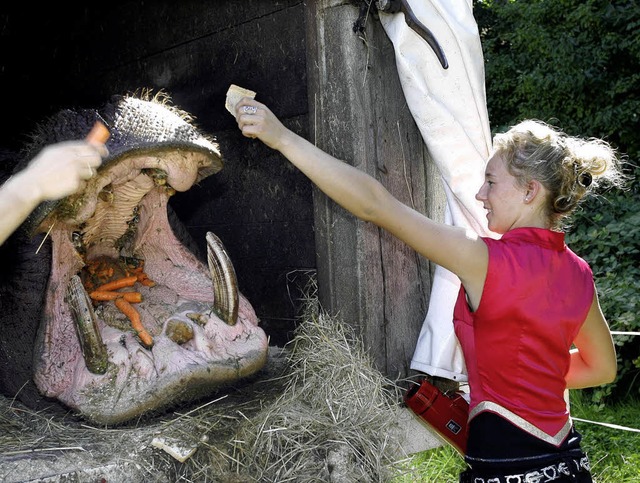 Madleen Richter fttert  das Nilpferd Jedi.   | Foto: peter heck