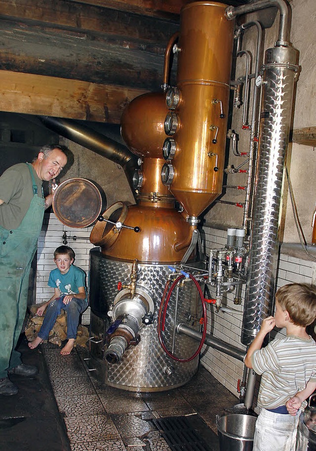 Alfred Kopf in seiner Brennerei: Auch ...ation zeigt bereits groes Interesse.   | Foto: heidi fssel