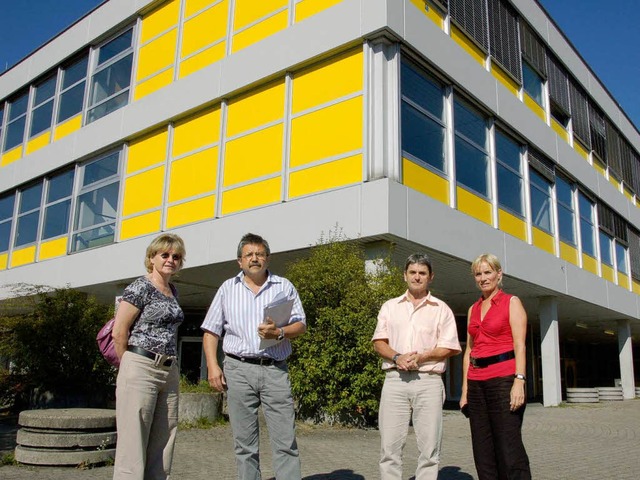 Marieta Franz (Stadt),  Konrektor  Pet...hulleiterin Gertrud Wittek (von links)  | Foto: Hannes Lauber