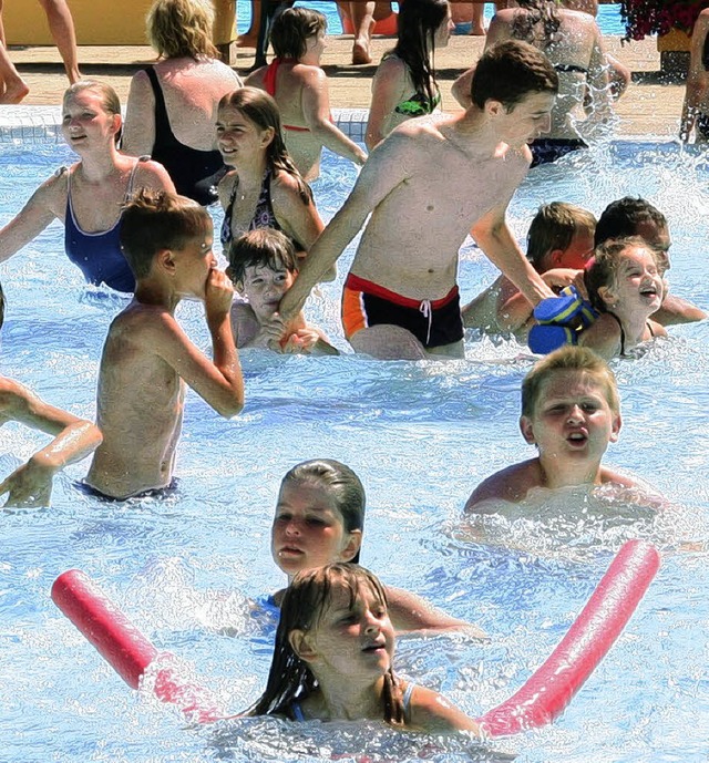 Freien Eintritt im Freibad gibt es fr Feriengste dank &#8222;Konus&#8220;.   | Foto: bz