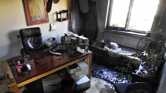 Vllig ausgebrannt ist gestern Nachmit...es Zimmer einer Wohnung im Rieselfeld.  | Foto: michael bamberger