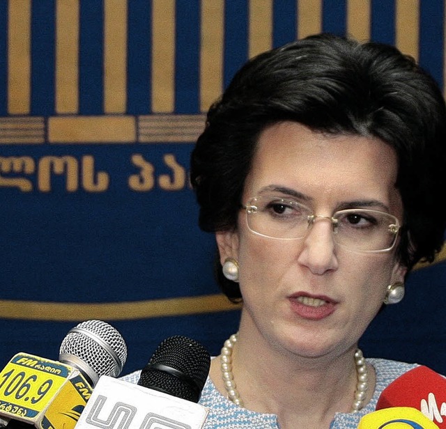 Wird sie die Neue in Georgien? Die fr...Parlamentschefin Nino Burdschanadse     | Foto: AFP