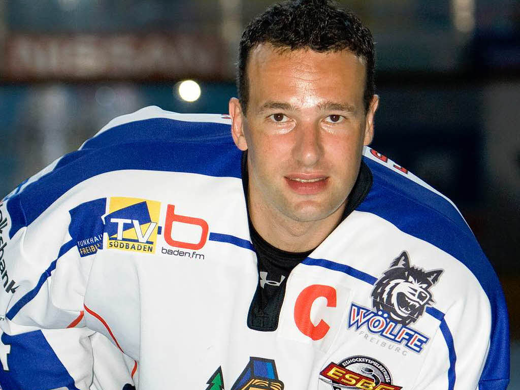 Patrick Vozar, 35, ist seit einem Jahr wieder da, wo alles angefangen hat: in Freiburg. In der Saison 1992/93 hat der Mittelstrmer im EHC-Trikot eine Profilaufbahn begonnen, die ihn durch ganz Eishockey-Deutschland fhrte. Nun ist er Kapitn der Freiburger Wlfe.
