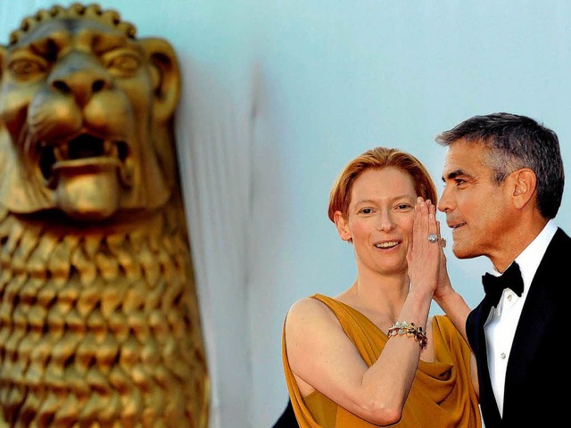 Die Schauspielerkollegen Tilda Swinton und George Cloony in Venedig   | Foto: dpa