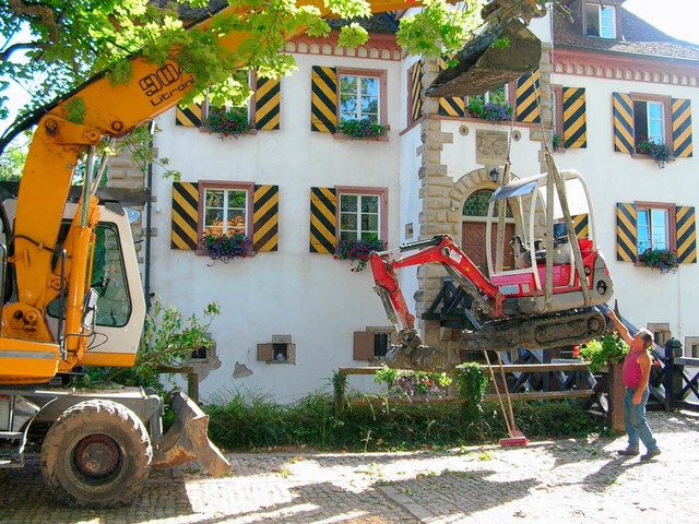 Mit groen und kleinen Baggern wurden ...hlamm aus dem Schlossgraben gebaggert.  | Foto: Bernd Michaelis