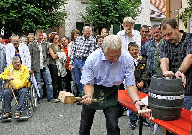 Ein besonderer Moment fr Brgermeiste... letztmals ein Eimeldinger Dorffest.    | Foto: Raab