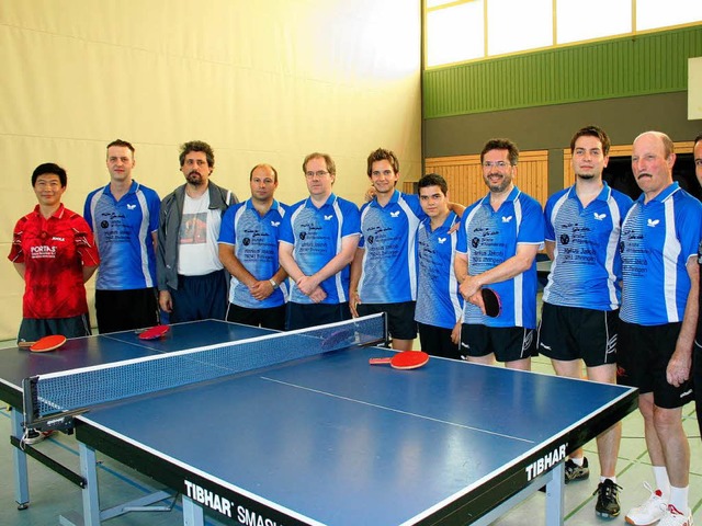 Die Tischtennismannschaft des TV Ihrin...en Spielertrainer Li Shi Dong (links).  | Foto: Jakob-Klblin