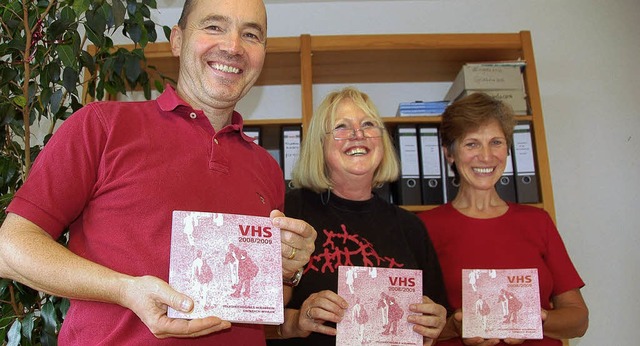 VHS Hochrhein Programm v.l. Henning Kurz, Jeanne Passfall, Maria Reinbold 