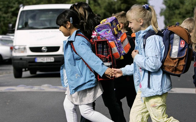 Hand in Hand fr mehr Sicherheit: Vor ...en deshalb besonders vorsichtig sein.   | Foto: ddp