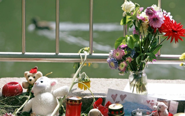 Neben Blumen und Kuscheltieren liegen ...rn die Todesstrafe fr Kinderschnder.  | Foto: dpa