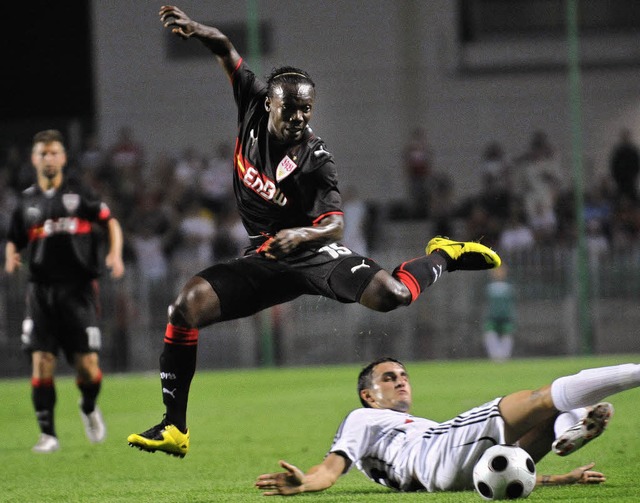 Stuttgart obenauf: Elegant tanzt hier  Arthur Boka den Ungarn Nikolov aus.  | Foto: afp