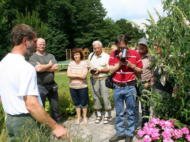 Jrgen Hensle (links) aus dem Kaiserst...die interessierten Besucher weitergab.  | Foto: Chris Seifried