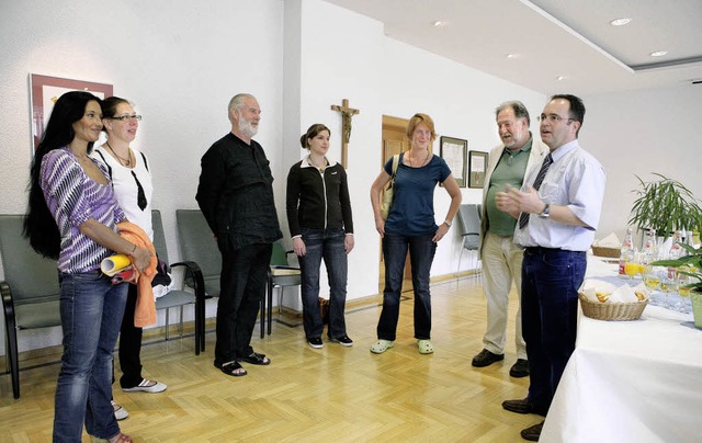 Thomas Schfer (rechts) hie Leila Sha...ren Schauspieler aus Wien willkommen.   | Foto: Christoph breithaupt