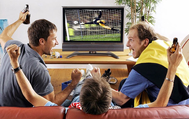 Auslaufmodell? Der Fernsehabend ist nu... Freunden, Bier &#8211; und Fernseher.  | Foto: dpa/gms