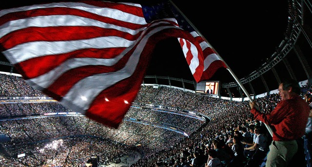 Gigantische Inszenierung unter freiem ...s Nominierung im Stadion von Denver.    | Foto: AFP