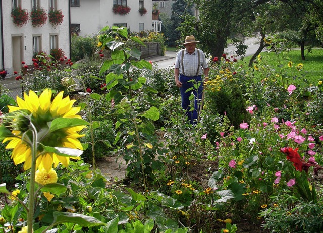 Er ist tglich in seinem Garten zu sehen: Johann Moser   | Foto: Christa Maier