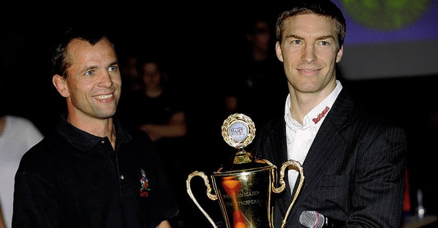 Mike Mhlemann   (rechts) von der RG H...ab den Wander-Pokal  an  Jrg Denner.   | Foto: Meinrad Schn