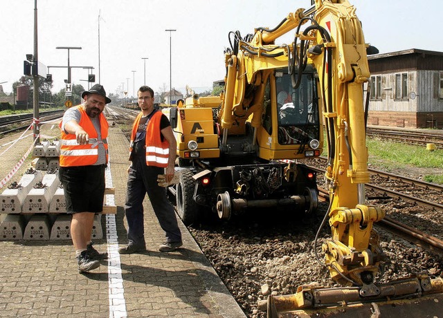 Im Bahnhof mssen  Steffen Daume (link...f konventionelle Art weiter arbeiten.   | Foto: heiner fabry