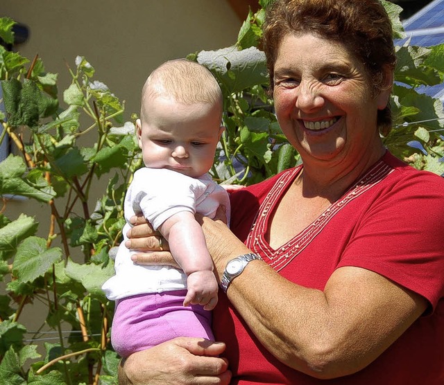 Zufriedene Landfrau: Maria Geiger mit Enkeltochter Alisa   | Foto: Bomans