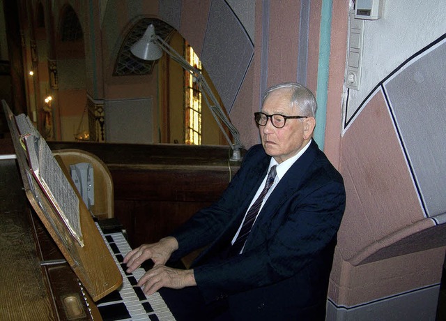 Auch mit 88 Jahren begleitet er noch r...r und die Pfarrgemeinde an der Orgel.   | Foto: vgele