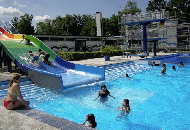 Damit das Wasser im Wehrer Freibad sch...bleibt, wird es regelmig berprft.   | Foto: Heike Armbruster