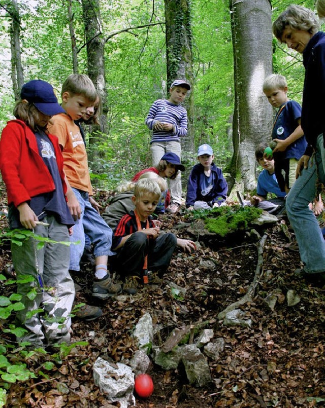 Etwas ins Rollen gebracht: die Kinder ...mit ihrer Betreuerin Miriam Pfanstil    | Foto: Rosa