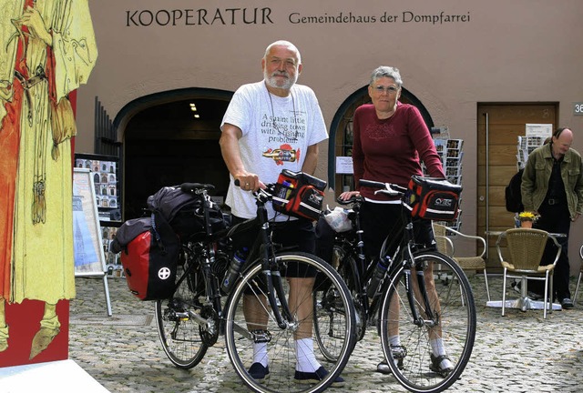 Kurze Rast unterwegs auf dem Jakobsweg...Radpilger Wolfgang und Maria Schwarz.   | Foto: Eggstein